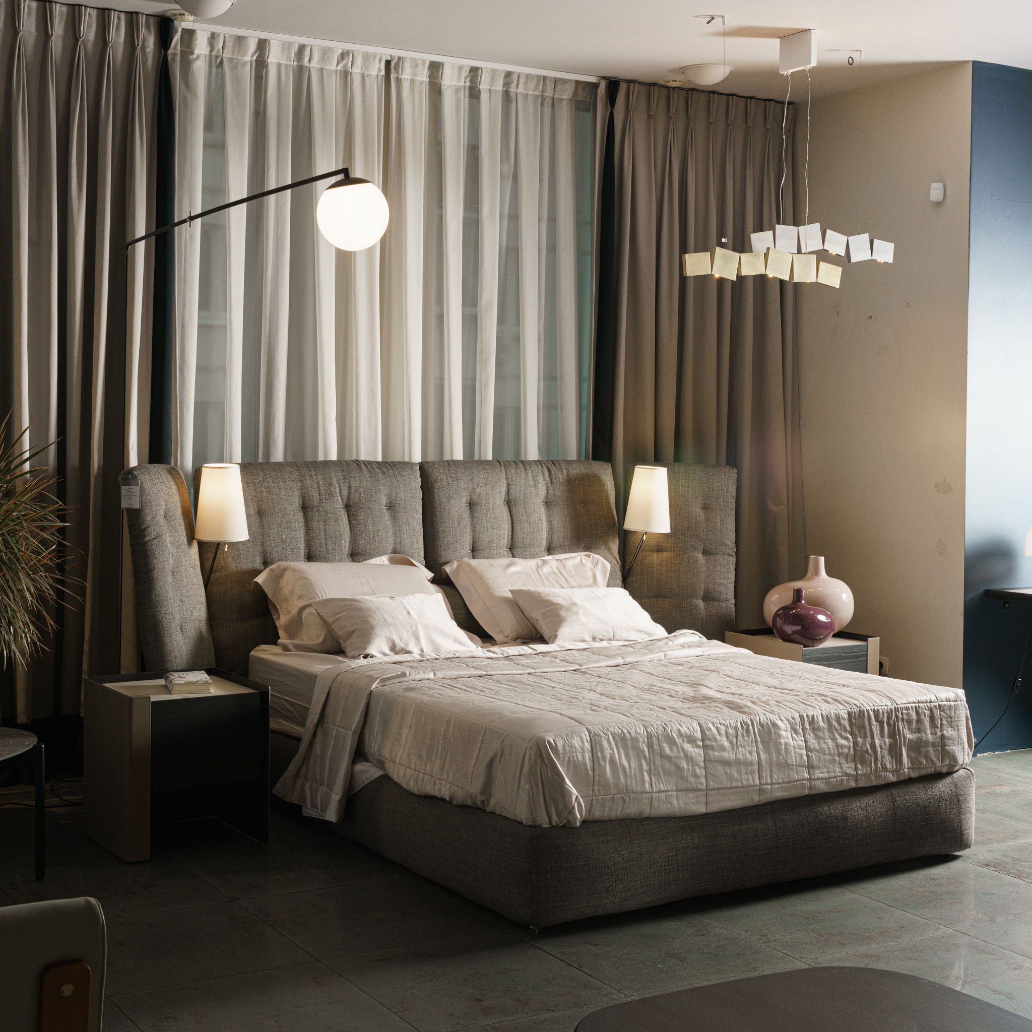 Дизайнерская кровать Angle London 802  от Flou