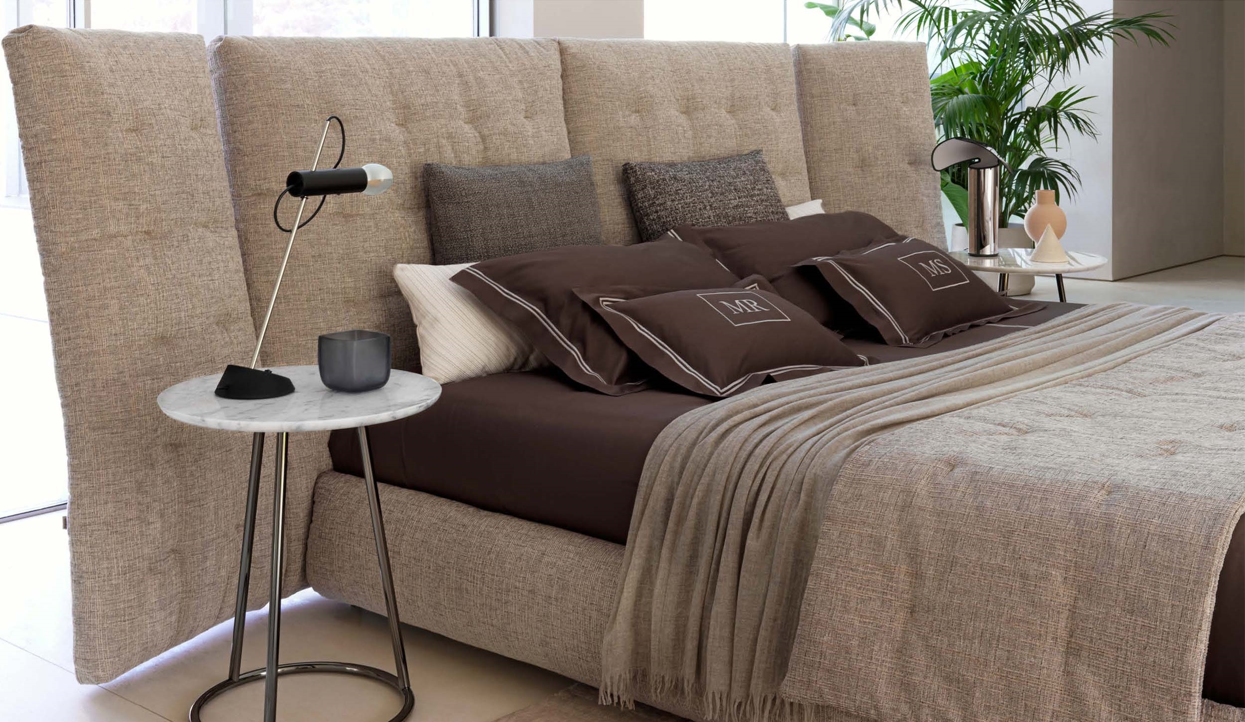 Дизайнерская кровать Angle Monsieur 399 от Flou