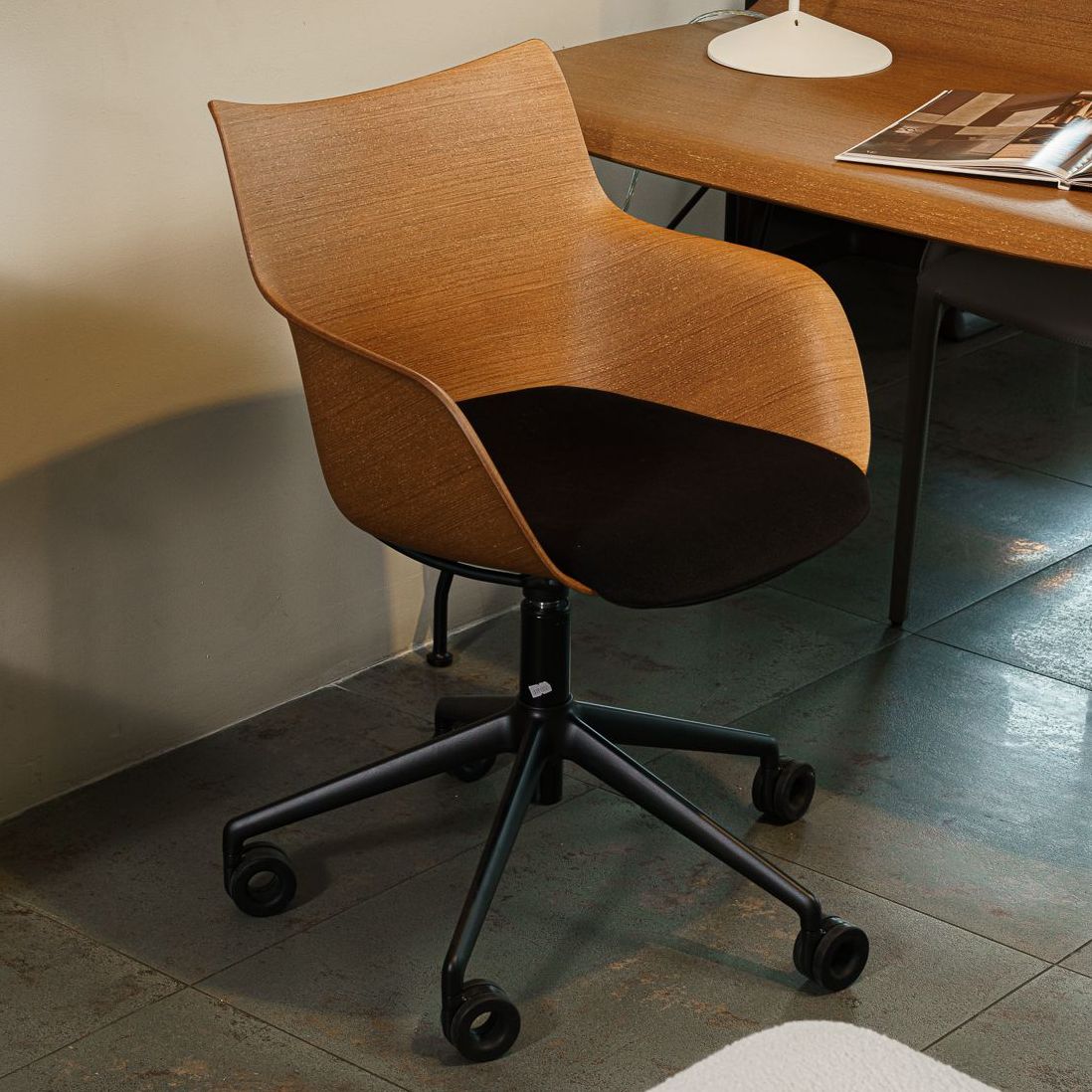 Кресло рабочее на колесах Earl of Wood от Kartell