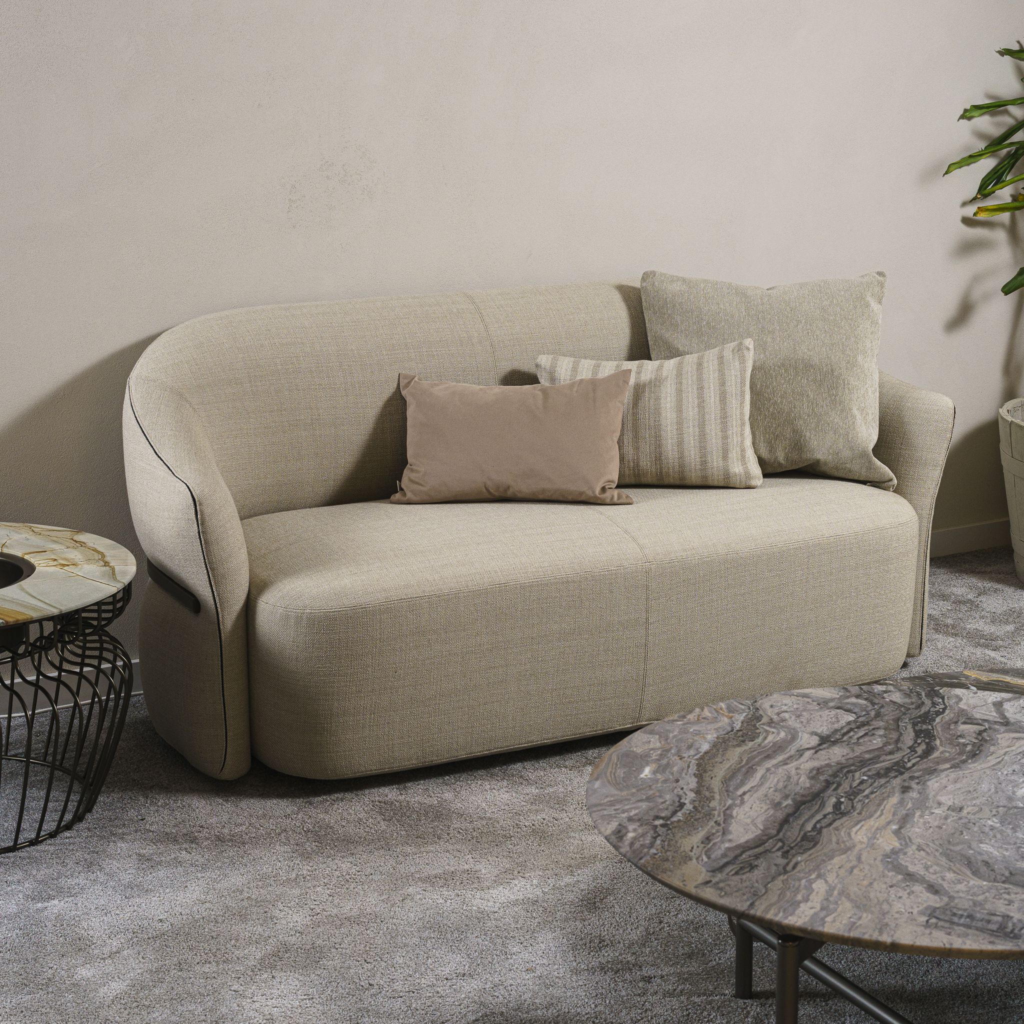 Двухместный диван Madame Butterfly 574 Capri от Flou