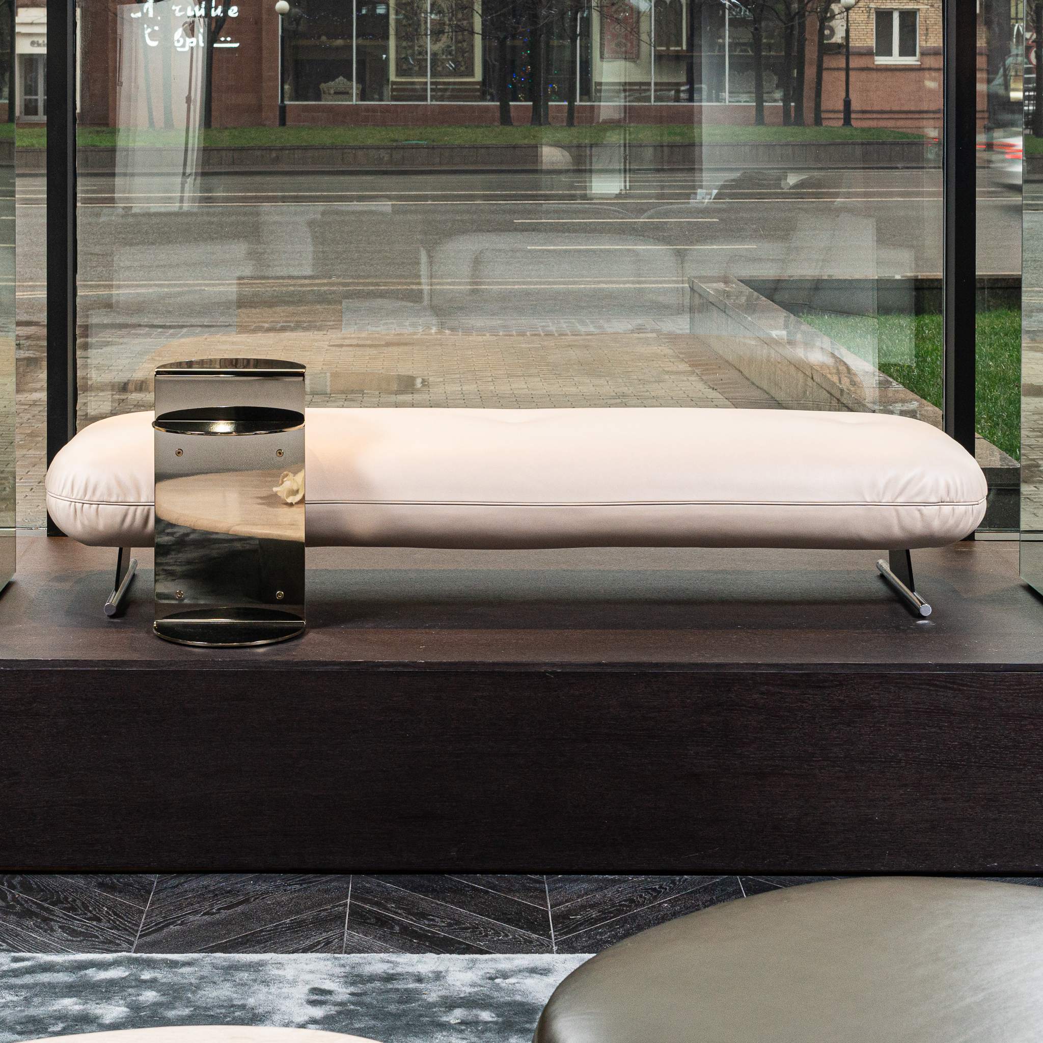 Банкетка Libra Leather Carmel Avorio от Minotti