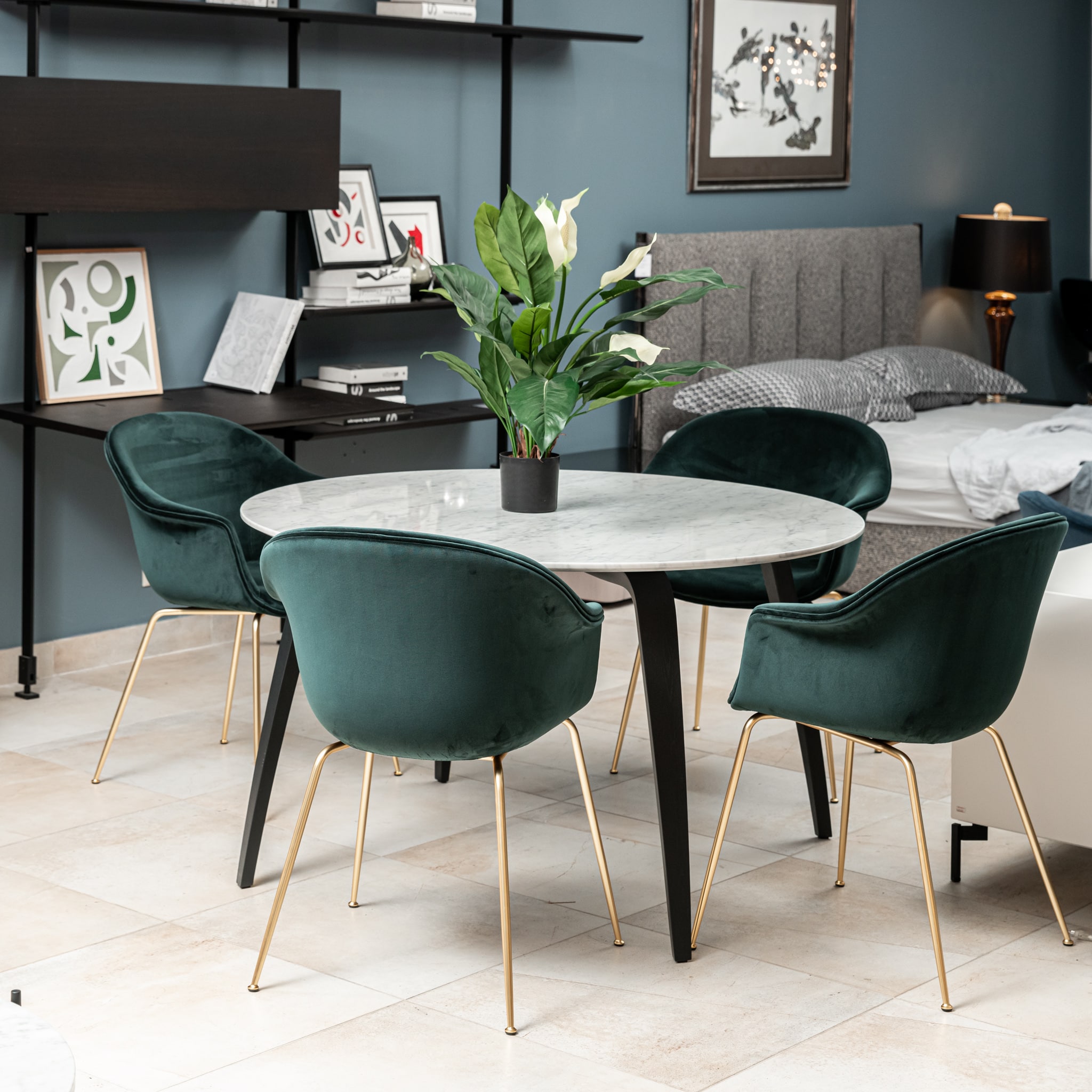 Стол GUBI Black Ash, Carrara от Gubi